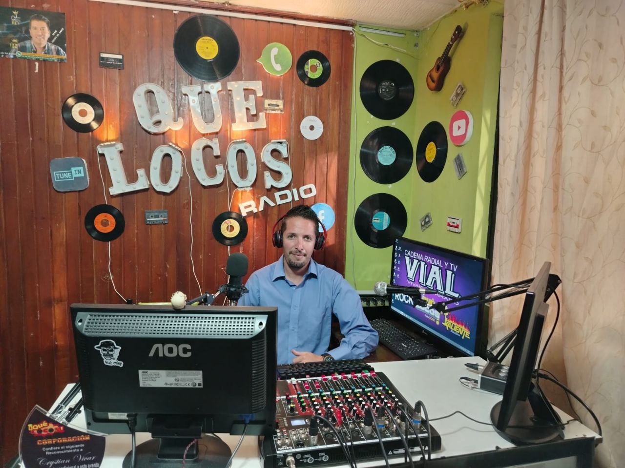 Juan Pablo Argudo en cabina de radio Qué Locos Radio